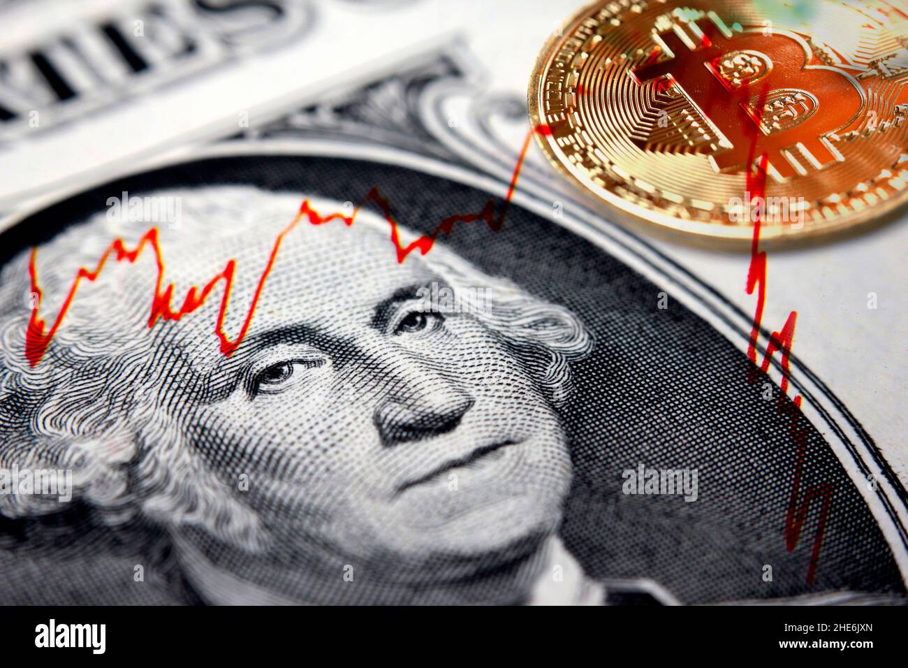 Moneta di criptovaluta in cima a un dollaro statunitense Foto Stock