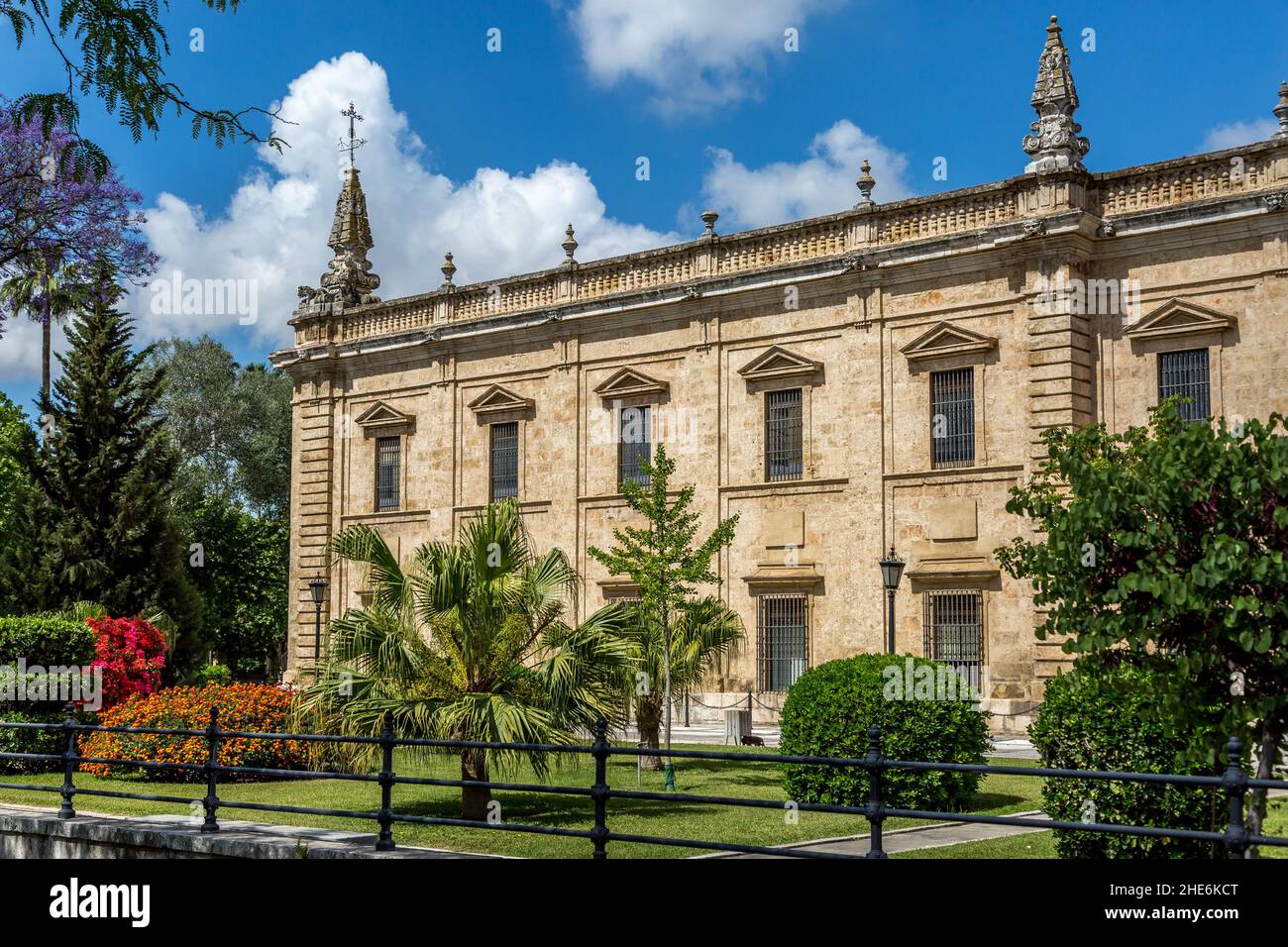 I grandi edifici universitari nella splendida città di Siviglia, Spagna. Foto Stock