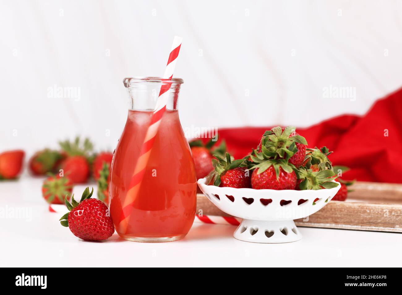 Limonata di fragola rossa in vaso con frutti di bosco crudi Foto Stock