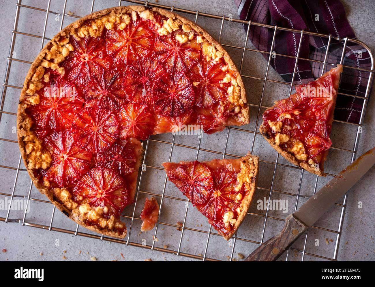 Torta di frutta dolce, delizioso dessert al forno con arance di sangue Foto Stock