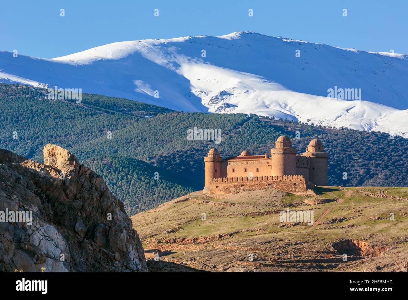 La Calahorra, Provincia di Granada, Andalusia, Spagna meridionale. Castillo de la Calahorra sulla collina sopra la città di la Calahorra. Castello rinascimentale italiano co Foto Stock