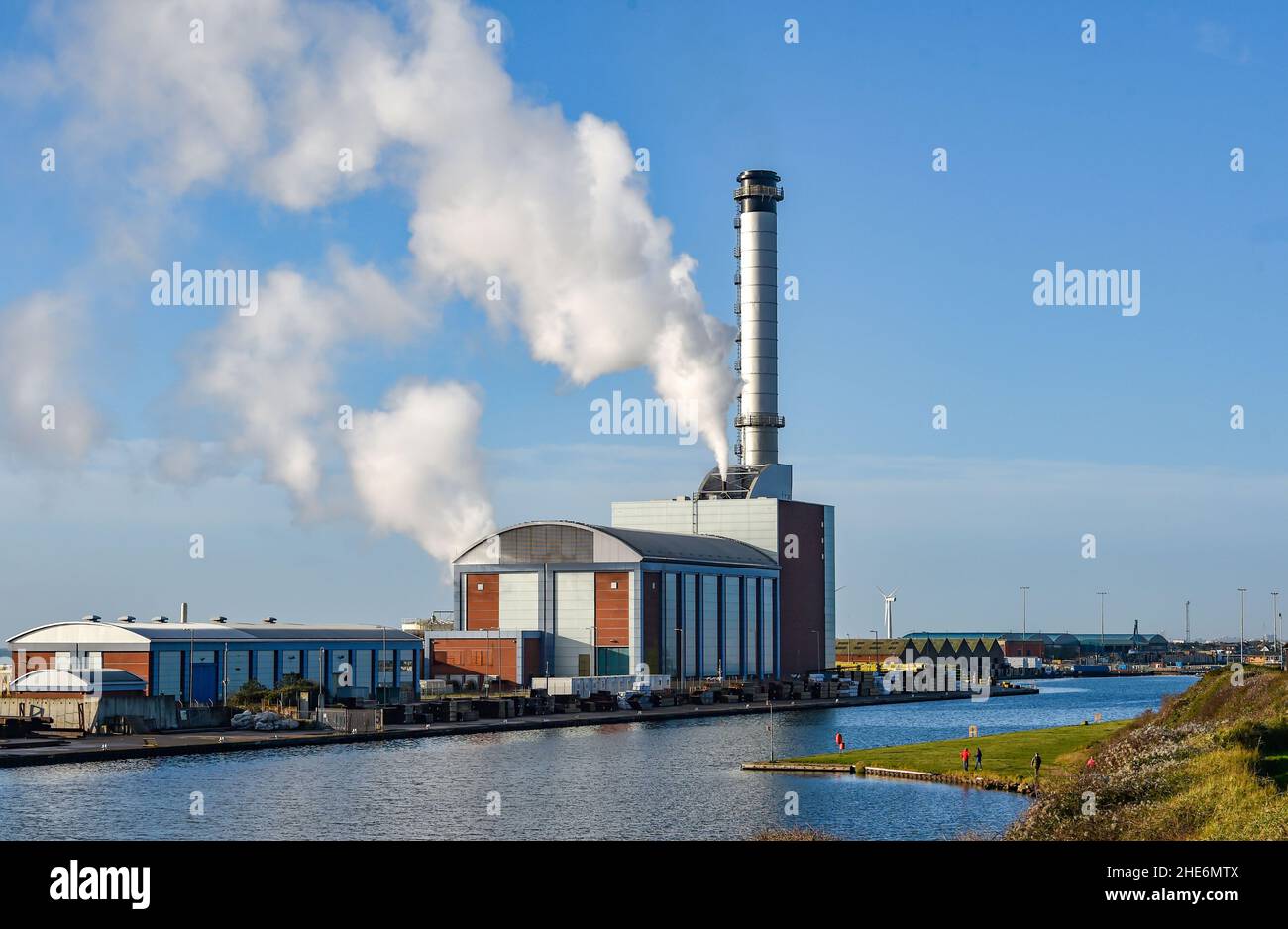 Brighton UK 9th January 2022 - Walkers passare da Shoreham gas-Fired centrale elettrica vicino Brighton in una bella giornata soleggiata ma fredda lungo la costa meridionale : Credit Simon Dack / Alamy Live News Foto Stock