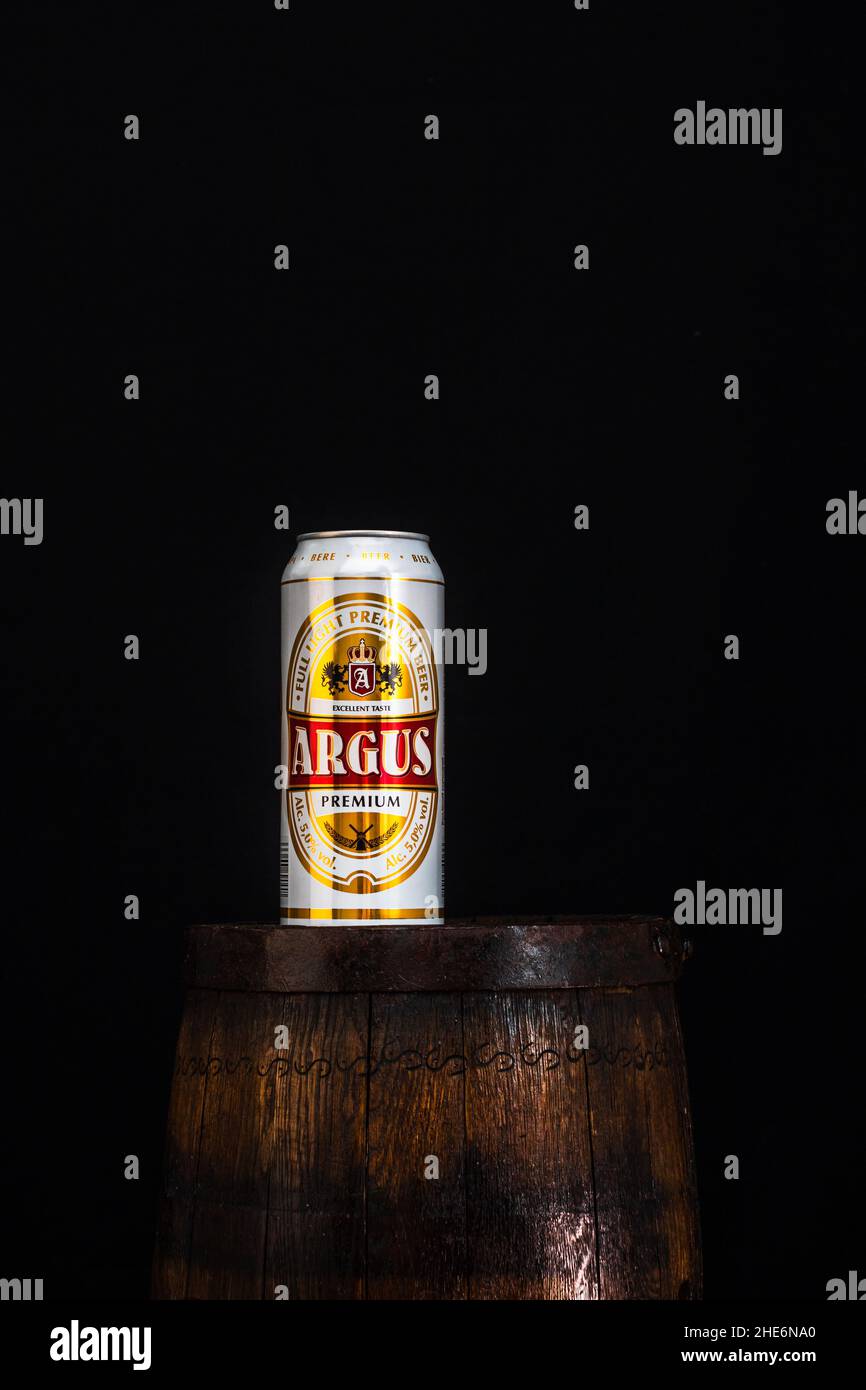 Lattina di birra Argus su barile di birra con sfondo scuro. Foto editoriale illustrativa Bucarest, Romania, 2021 Foto Stock