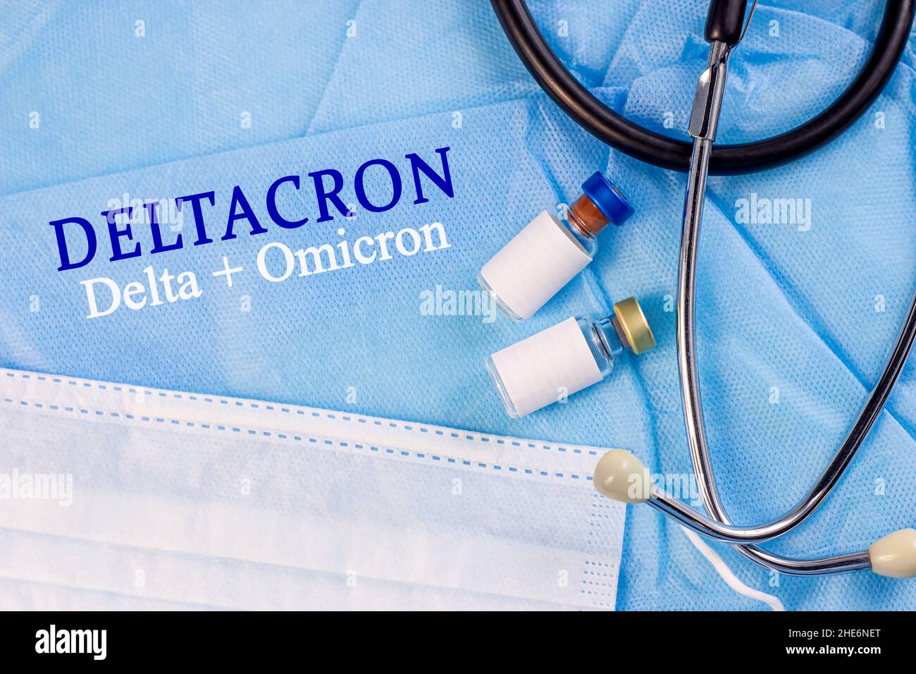 Sfondo medico blu chiaro con testo Deltacron (Delta e Omicron), flaconi di vaccino e stetoscopio. Nuova variante infettiva della malattia del covid-19 concep Foto Stock
