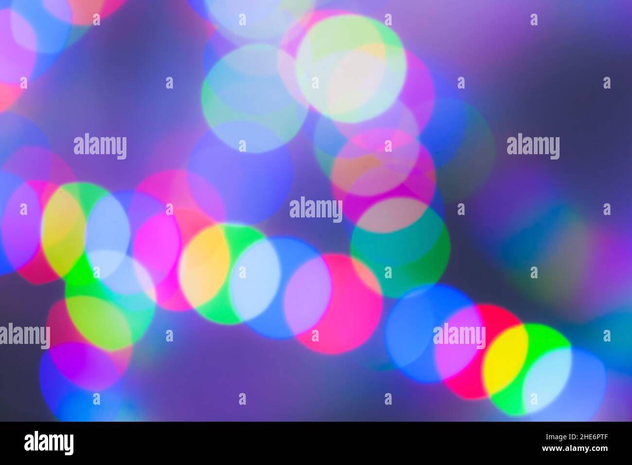 Foto astratta con luci sfocate colorate su sfondo viola Foto Stock