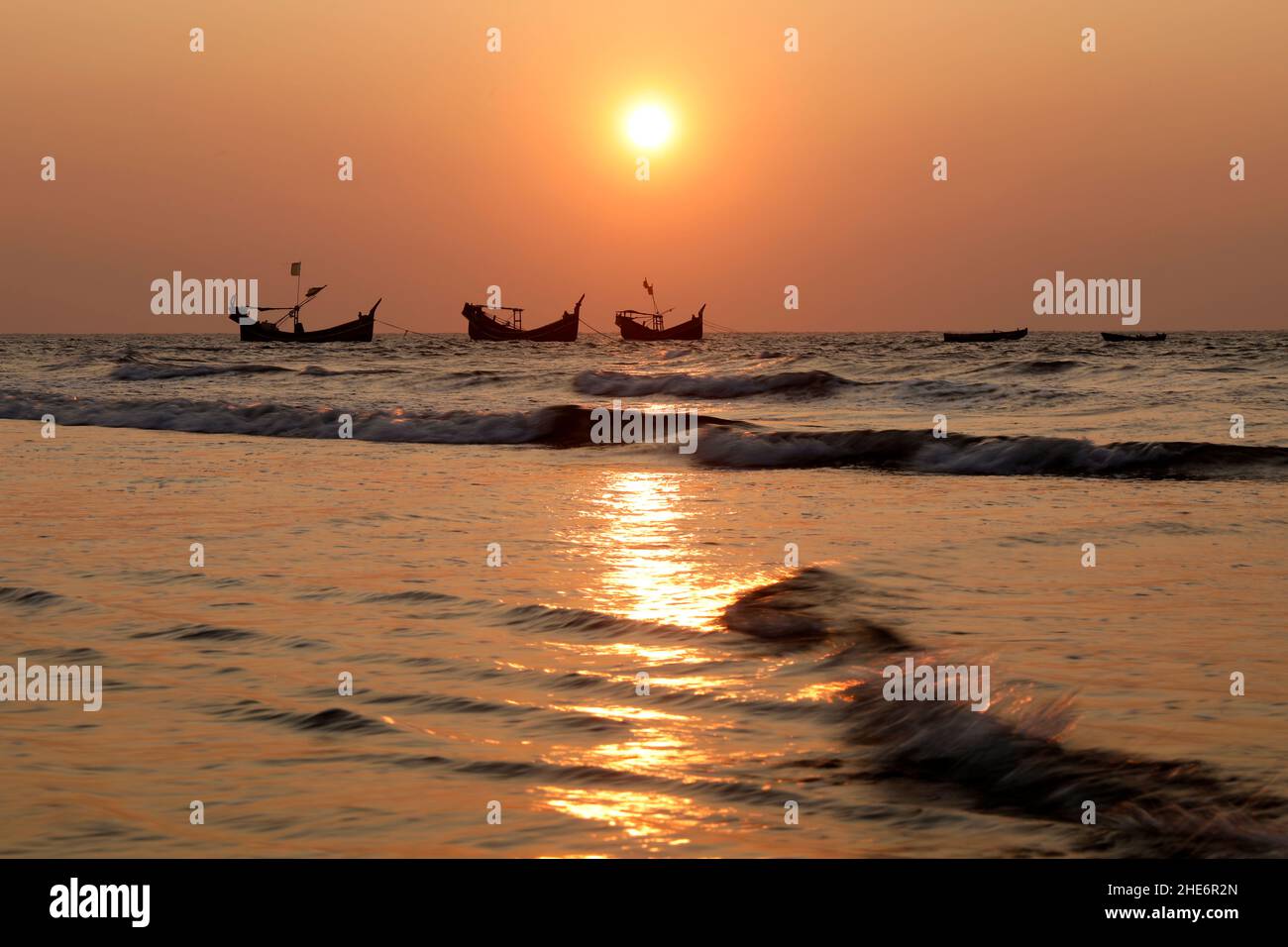 Cox's Bazar, Bangladesh - 31 dicembre 2021: Tramonto sulla spiaggia di mare all'isola di Saint Martin a Cox's Bazar. "Il Bangladesh è una splendida damigella e la Foto Stock