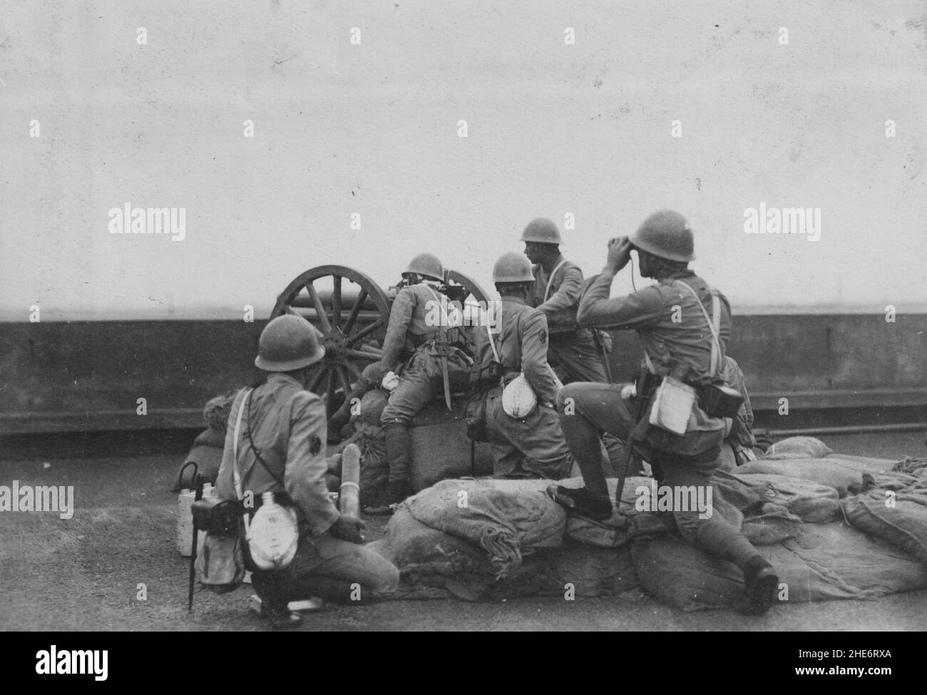 Seconda Guerra sino-giapponese, 1937-1945. Le truppe della forza di atterraggio Navale Speciale Giapponese impuntano una pistola da campo dalla loro posizione sul tetto durante la battaglia di Shanghai, agosto a novembre 1937. Foto Stock