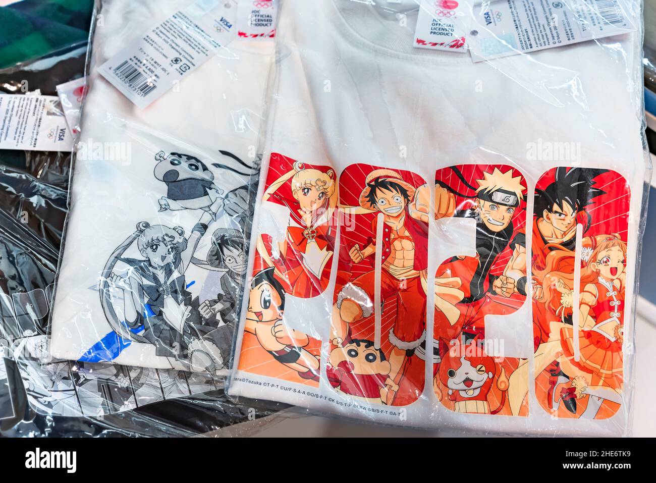 tokyo, giappone - settembre 21 2021: T-shirt avvolte in una plastica trasparente su una bancarella del 2020 Olimpiadi Store con manga giapponese o personaggi anime Foto Stock