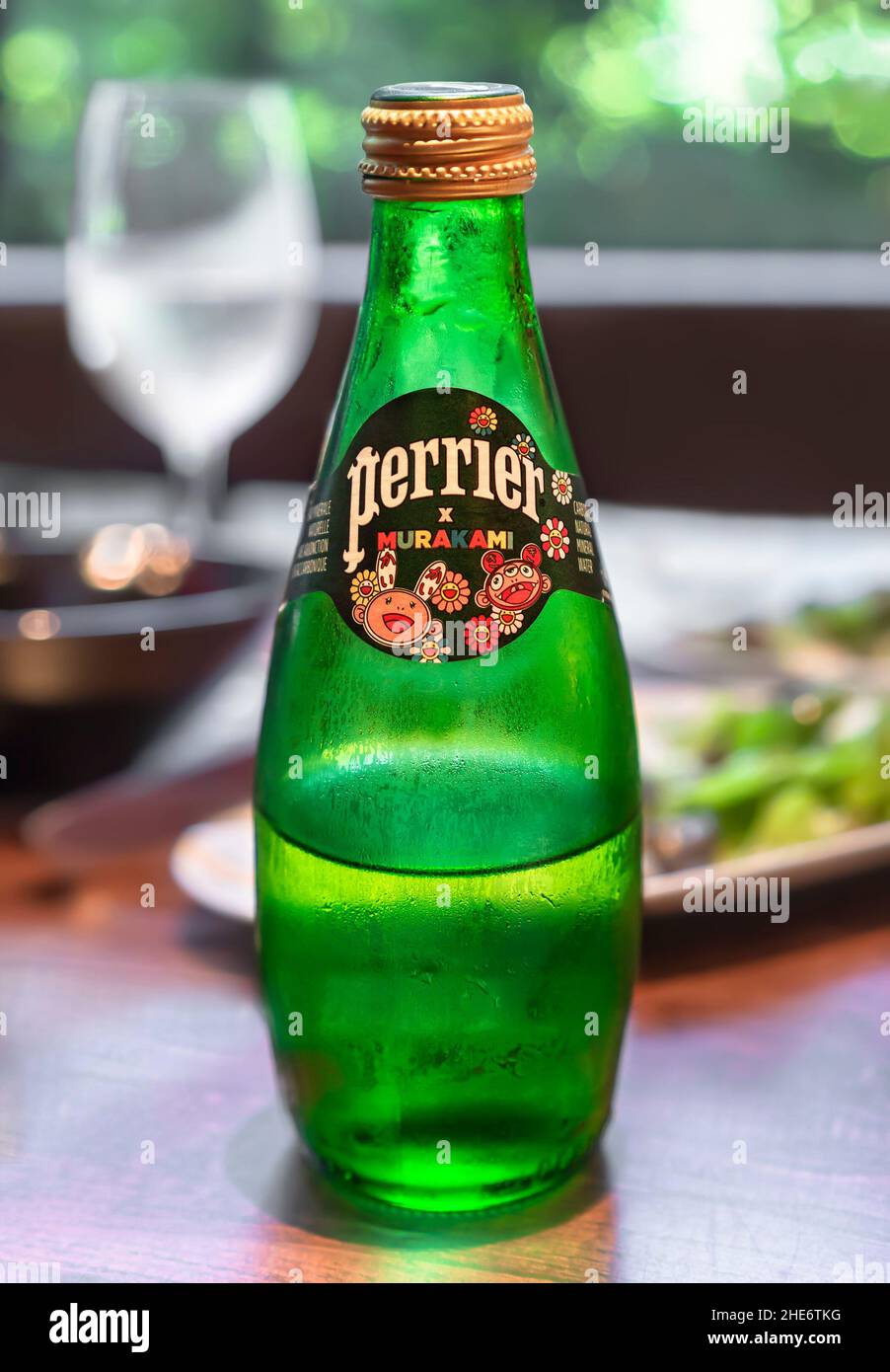 tokyo, giappone - luglio 18 2021: Bottiglia di vetro verde di acqua minerale francese Perrier con un'etichetta disegnata in collaborazione con i caratteri kaikai kiki di Foto Stock