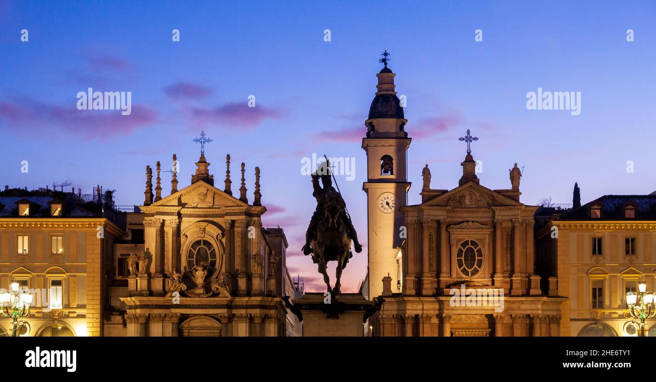 Silhouette di Piazza San Carlo (Piazza di San Carlo), a Torino, Piemonte, Italia al tramonto con il monumento equestre di Emmanuel Philibert Foto Stock