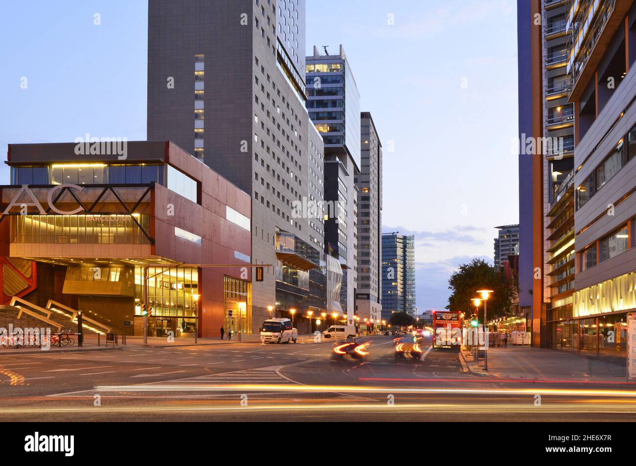 AC Hotel Barcelona Forum, architettura moderna e alta e vialetto al tramonto, nel quartiere Sant Marti di Barcellona, Spagna. Foto Stock