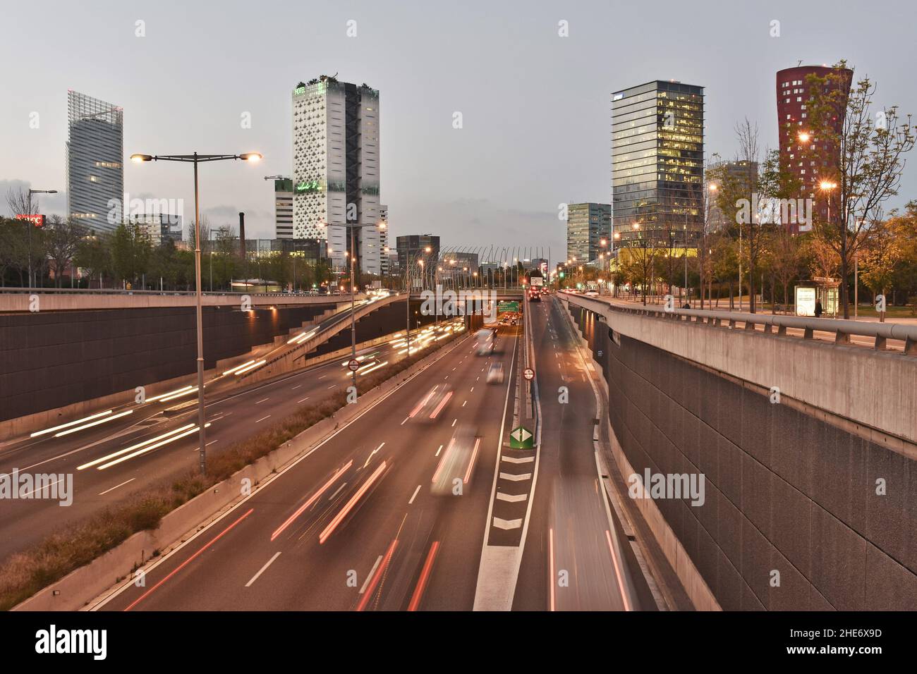 Gran Via de les Corts Catalanes, viale principale con moderni grattacieli di l'Hospitalet de Llobregat Barcellona Spagna. Foto Stock
