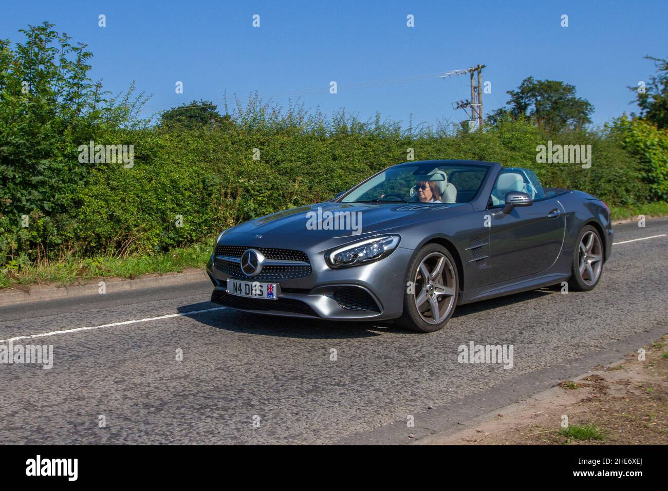 2019 Mercedes-Benz SL grigio, 2996cc 9 velocità automatica sulla strada per Capesthorne Hall classica mostra di luglio, Cheshire, Regno Unito Foto Stock