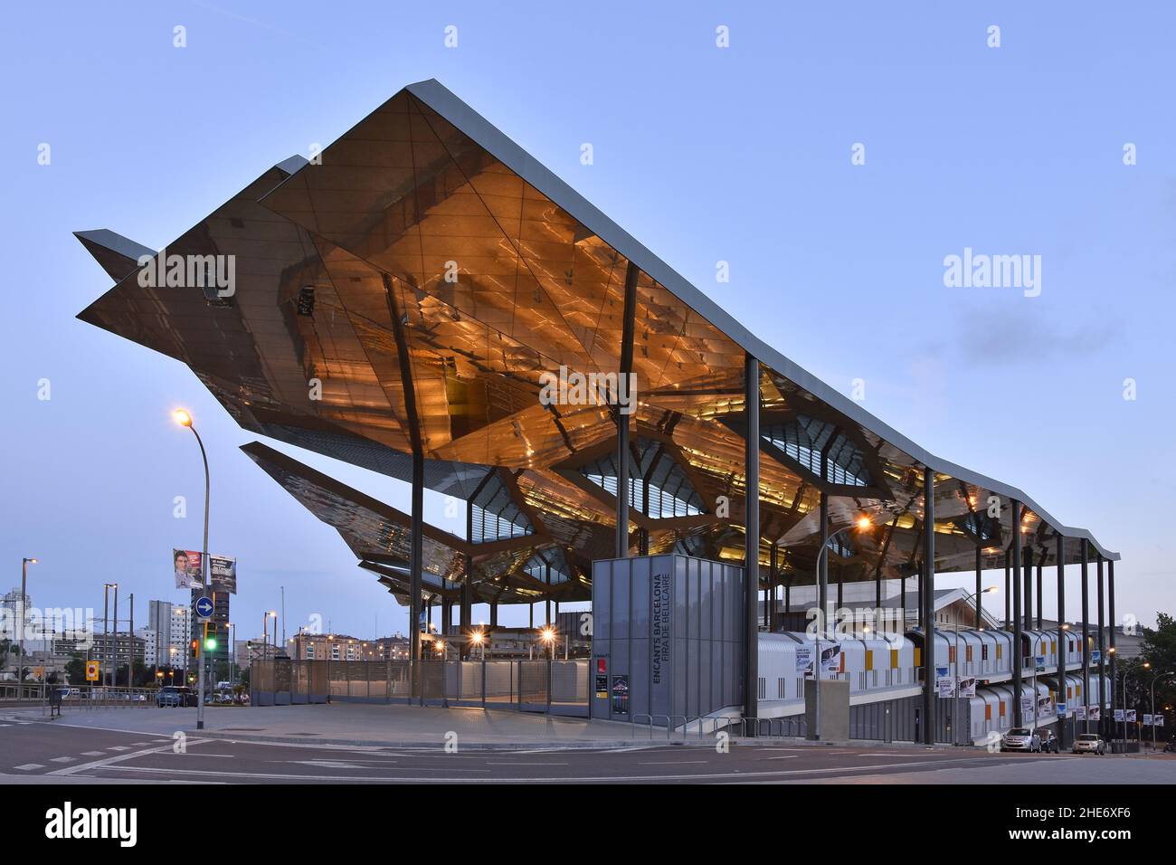 Mercat dels Encants - mercato coperto vetrata e struttura in acciaio al tramonto, quartiere Sant Marti di Barcellona Spagna. Foto Stock
