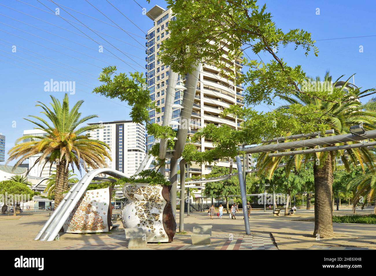 Palme e piante in grandi vasi decorati con ceramiche, Parc Diagonal Mar nel quartiere Sant Marti di Barcellona Spagna. Foto Stock