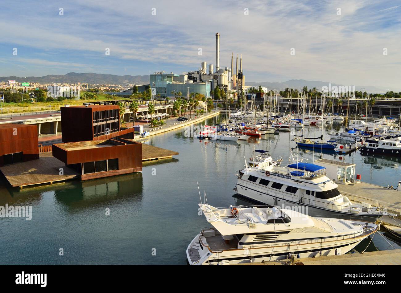 Yacht a Port Forum con la centrale termale di Sant Adria de Besos in background, Barcellona Catalogna Spagna. Foto Stock