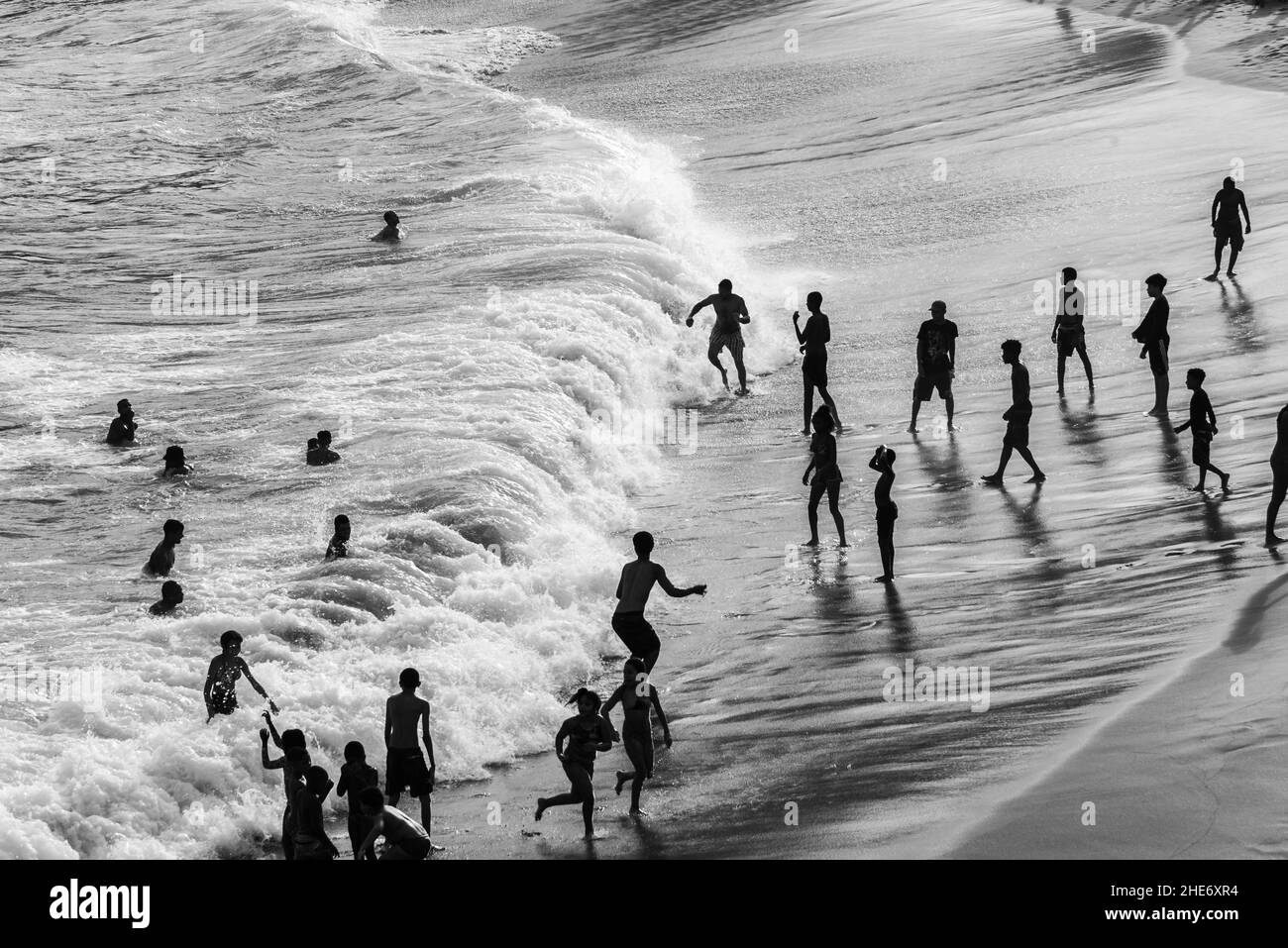 Grande gruppo di persone sulla spiaggia di Paciencia nel quartiere Rio Vermelho di Salvador, Brasile. La gente havin Foto Stock