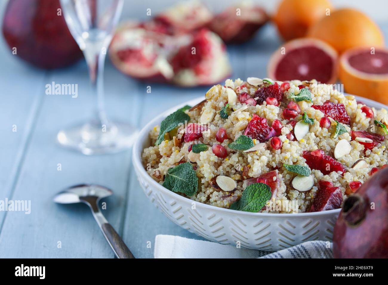 Un sano pranzo o cena di un vegano / insalata vegetariana di quinoa marocchina con menta, melograno e arance di sangue. Messa a fuoco selettiva con foregro sfocato Foto Stock