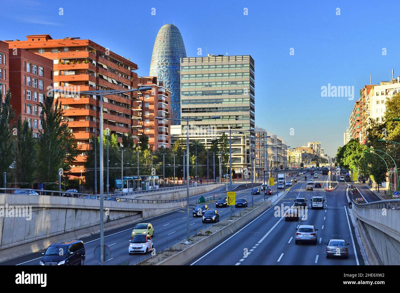 Auto sulla Gran Via de les Corts Catalanes - viale principale e architettura moderna con grattacielo Torre Glories, Barcellona Spagna. Foto Stock