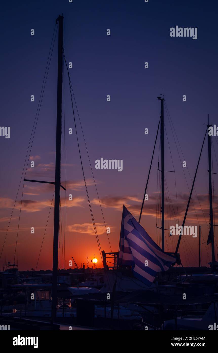 Tramonto nel porto di Jaffa. Israele, Tel Aviv e navi. Bandiera greca estratta dall'albero. Foto Stock
