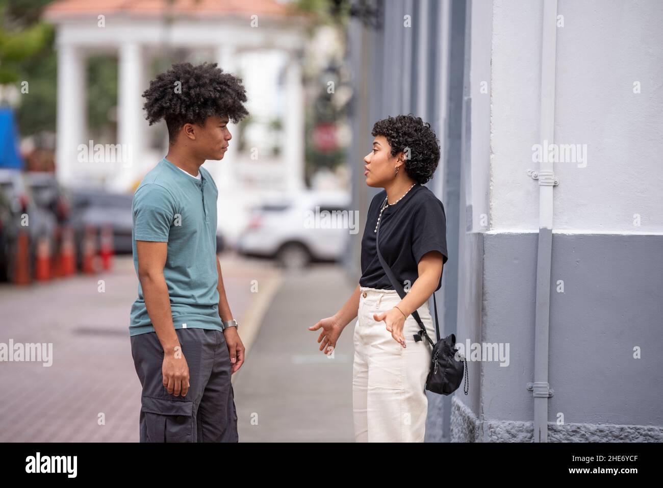 I giovani ispanici chiacchierano sul marciapiede, Città di Panama Foto Stock