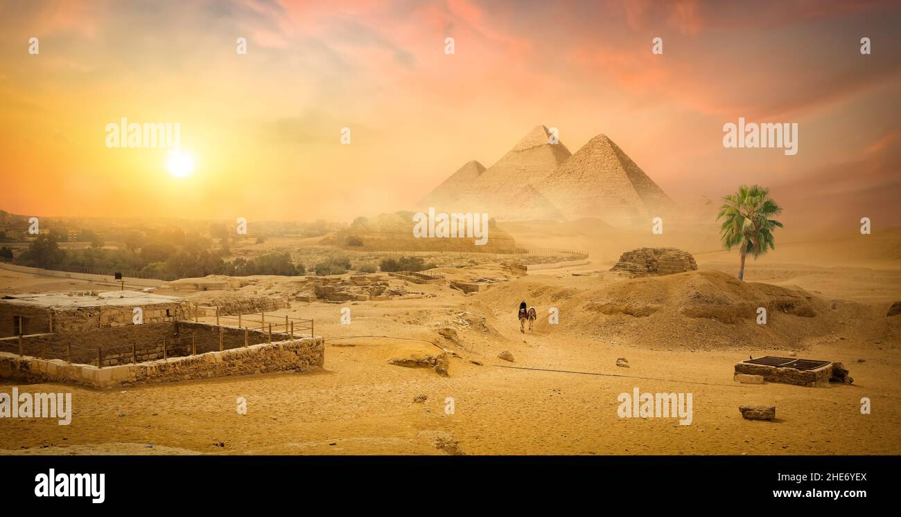Piramide egizia nel deserto di sabbia e il cielo chiaro Foto Stock