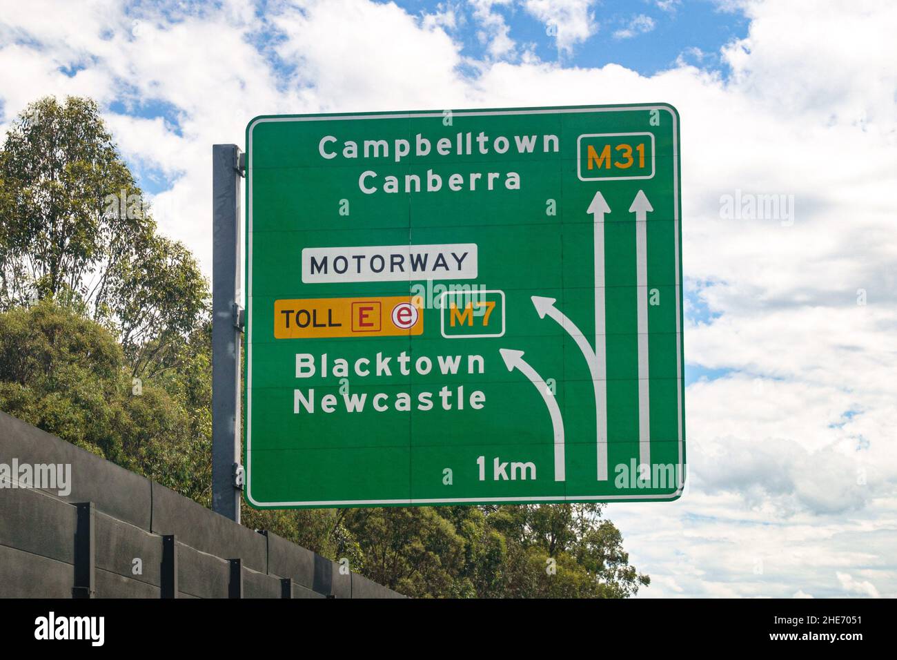 Un cartello stradale che si avvicina allo svincolo M7 / M31 sull'autostrada M5 a Sydney Foto Stock