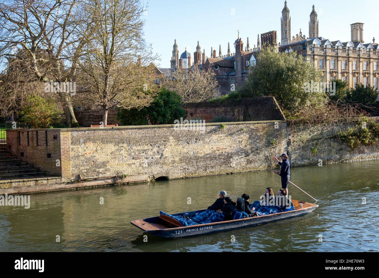 Le persone si avvolgono sotto le coperte mentre fanno un tour punt lungo il fiume Cam a Cambridge. Data foto: Domenica 9 gennaio 2022. Foto Stock