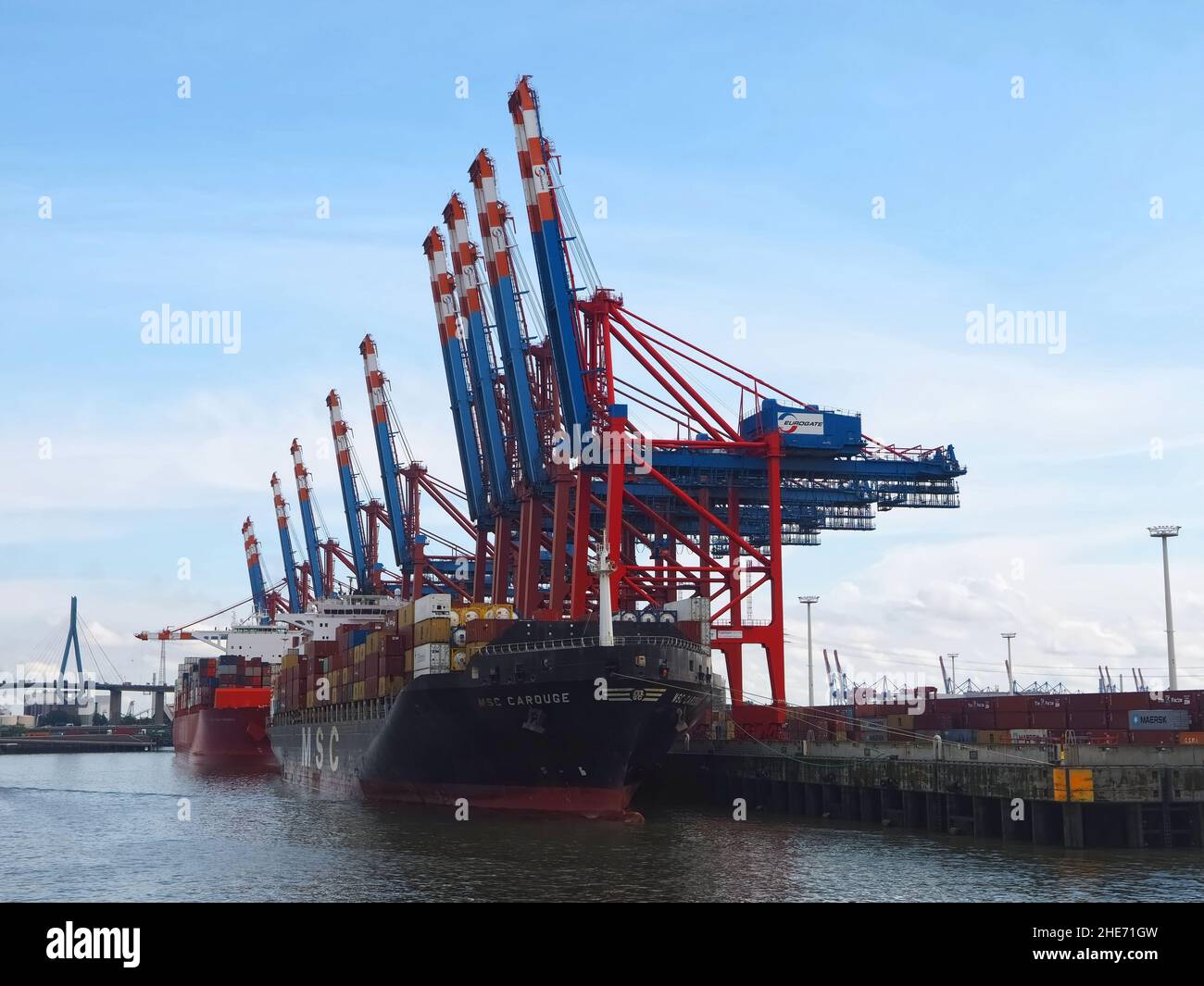 L'industria del carico e il trasporto di container al famoso porto di Amburgo Foto Stock