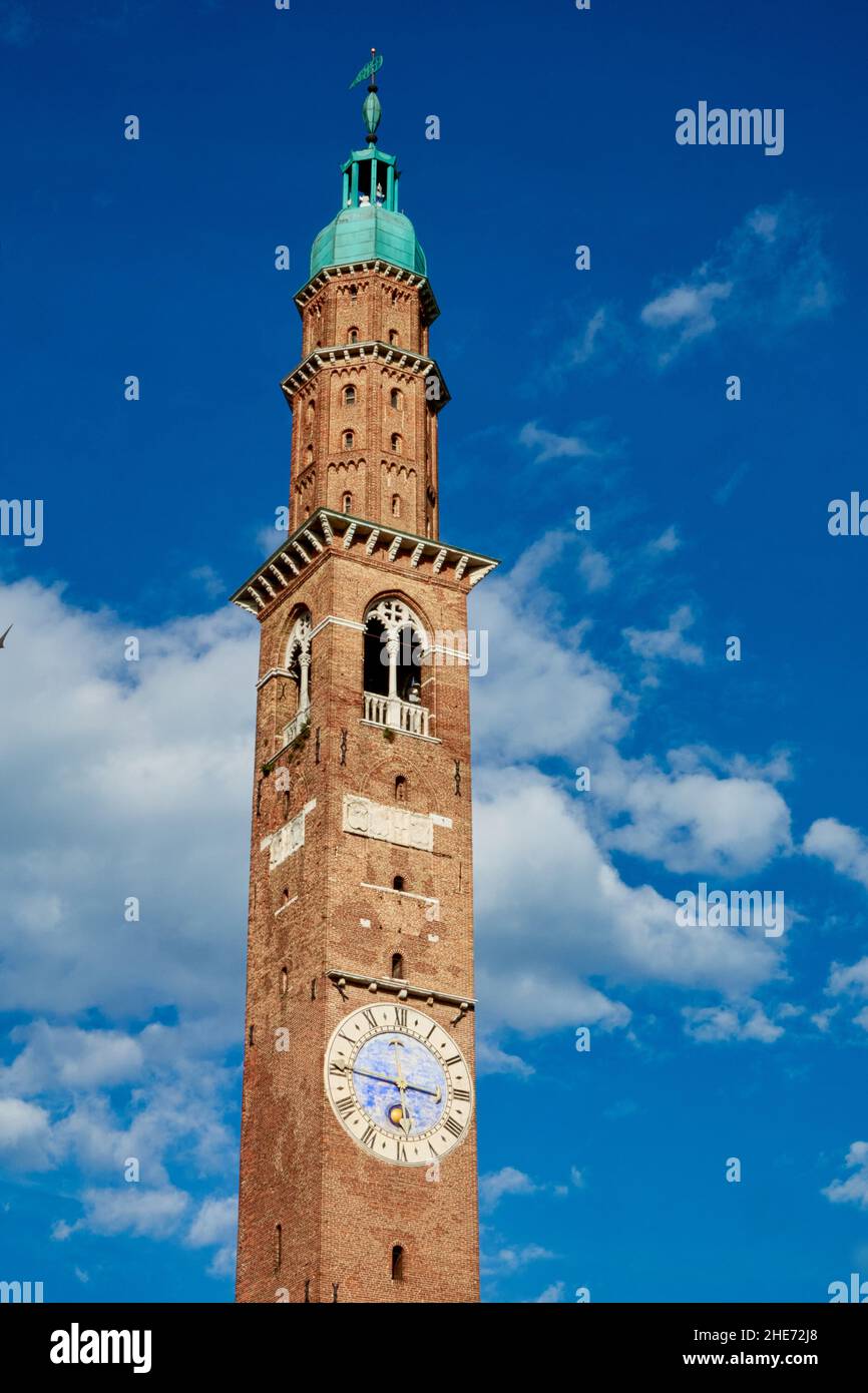 torre dell'orologio del famoso monumento chiamato Basilica Palladiana progettata dall'architetto Andrea Palladio nella città di Vicenza Foto Stock