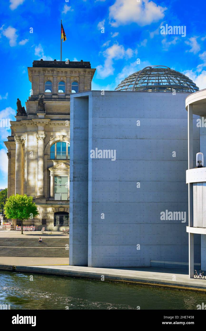 Edificio del Parlamento Paul-Loebe lungo il fiume Spree, distretto governativo di Berlino Mitte, Berlino, Germania Foto Stock