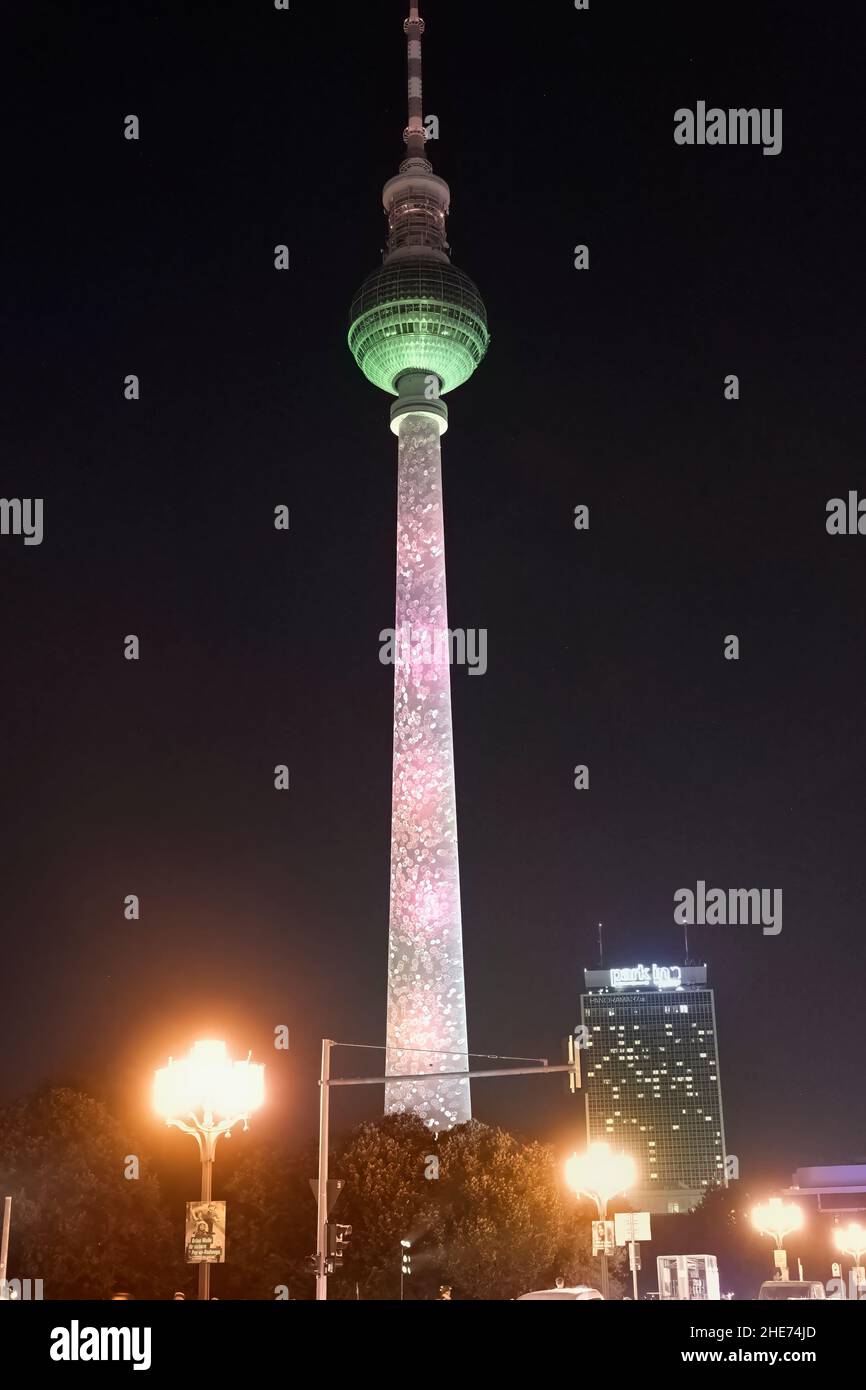 Torre della televisione di Berlino durante il Festival delle luci, quartiere Berlin Mitte, Berlino, Germania Foto Stock