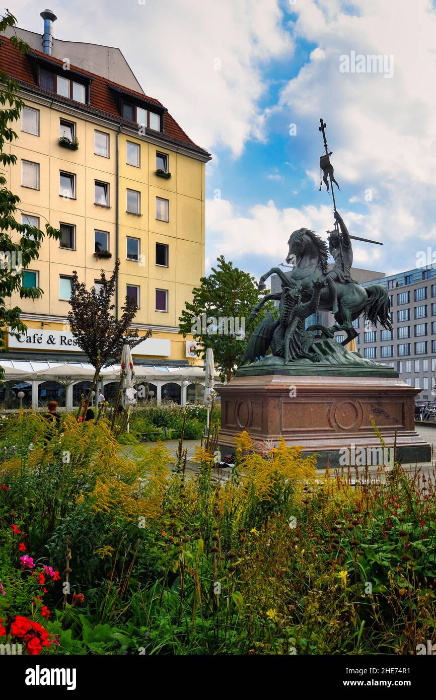 Statua di San Giorgio che uccide il drago, quartiere Nikolai, Berlino, Germania Foto Stock