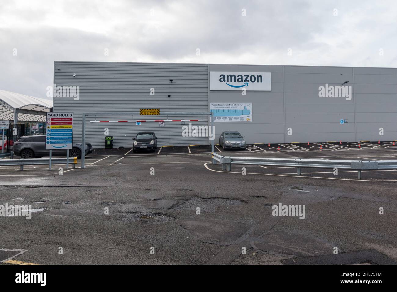 Magazzino Amazon con bordo regole cantiere Foto Stock