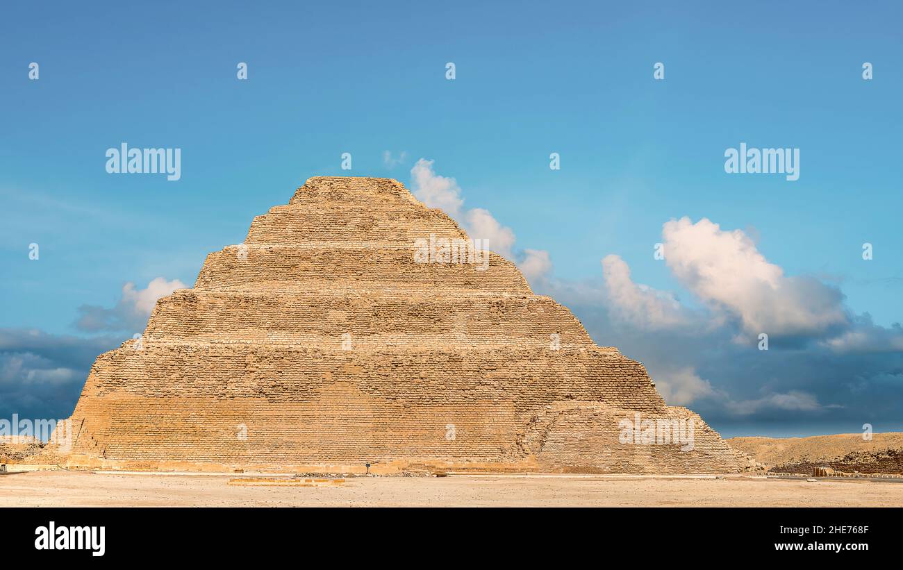 La più antica piramide a gradini in Egitto, progettata da Imhotep per il re Djoser, si trova a Saqqara, un antico buri Foto Stock