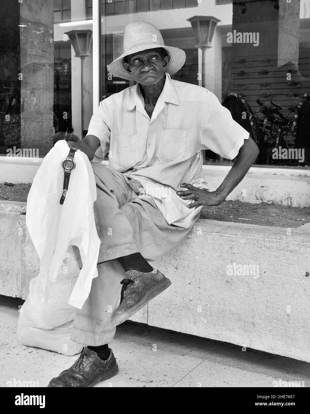 Santa Clara, Cuba, 2012, Vecchio uomo o Senior vendere borse di plastica come un modo per fare un po 'di reddito Foto Stock
