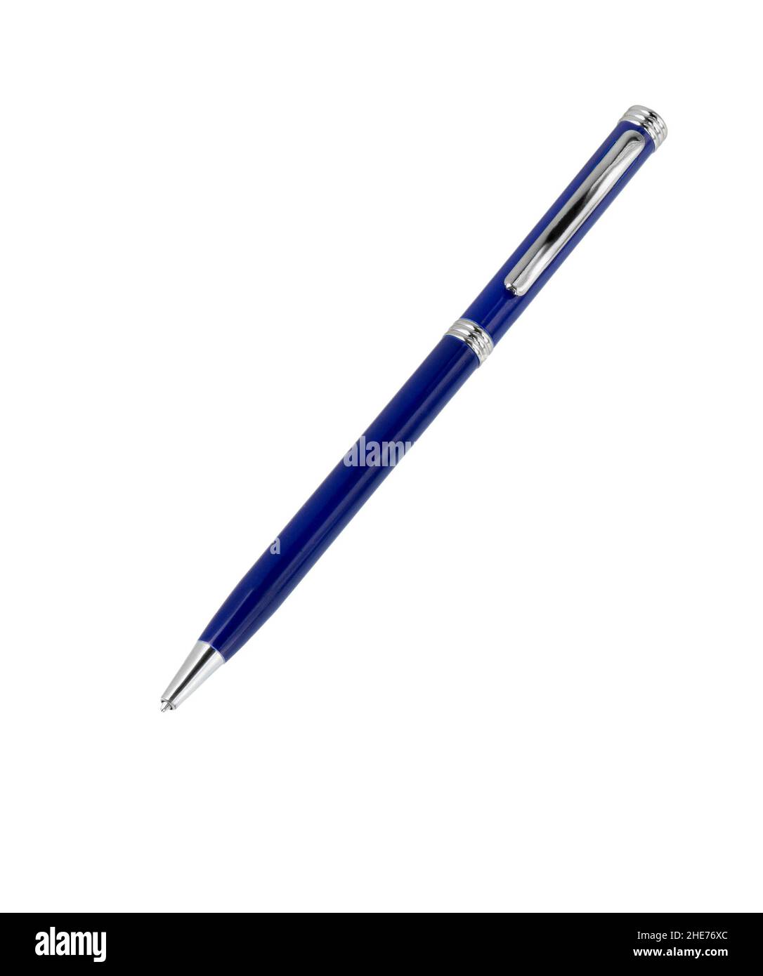 Penna Metal Blue isolata su sfondo bianco. Penna a sfera blu tagliata. Penna biro monouso metallica. Foto Stock