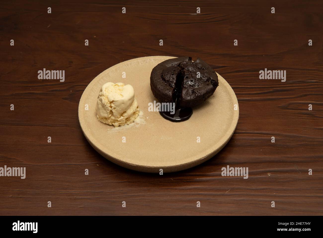 coulant di cioccolato cremoso che si fonde all'interno con gelato alla vaniglia Foto Stock