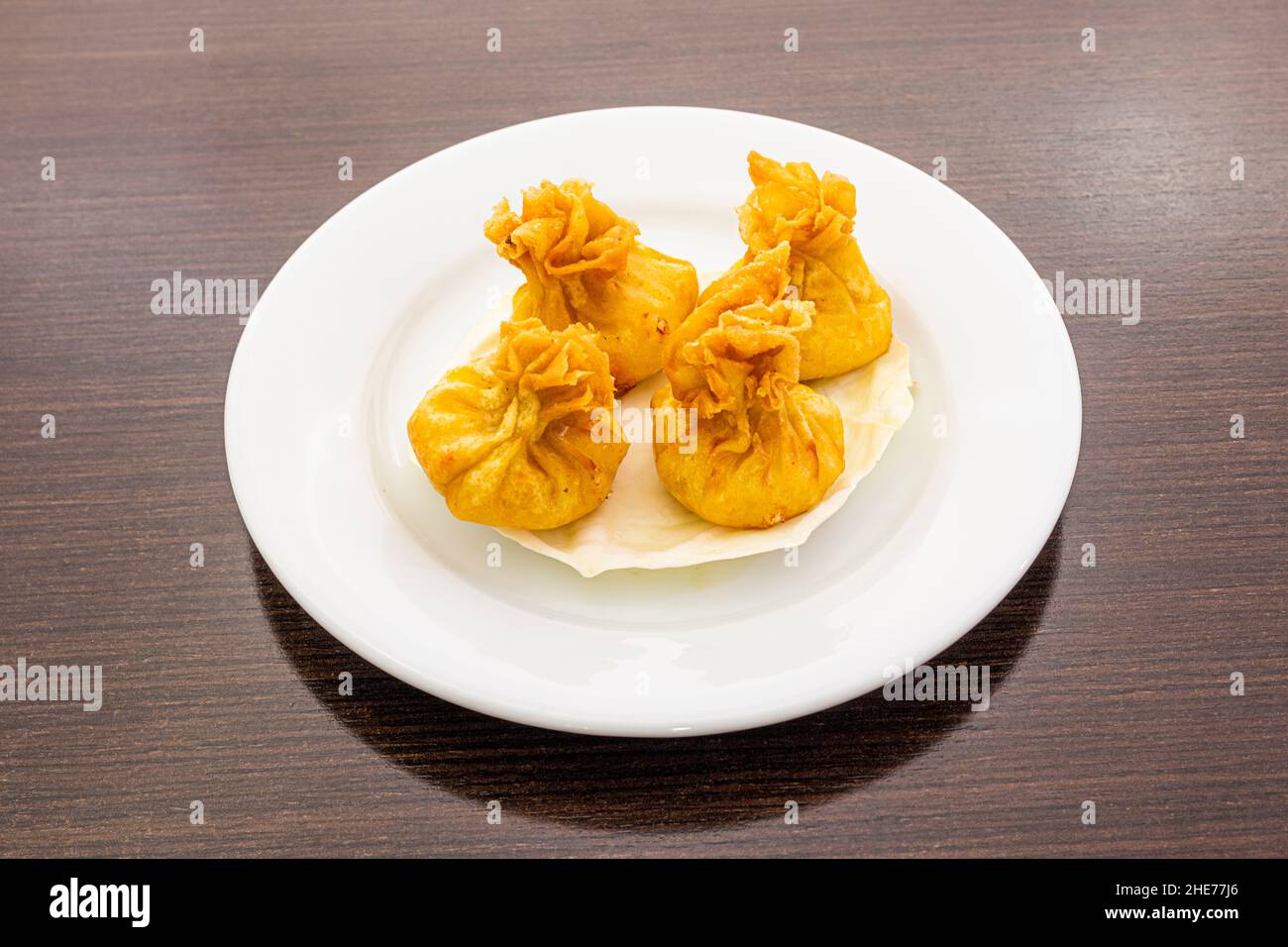 Il Crab Rangoon è un gnocchi fritti serviti in cucina cinese-americana e in ristoranti thailandesi, pieni di una combinazione di formaggio cremoso e un leggero crum Foto Stock