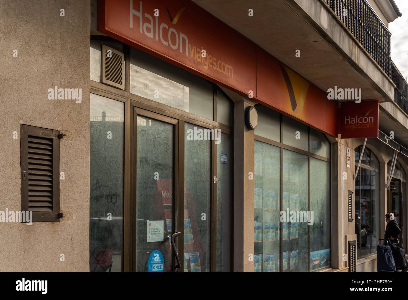 Llucmajor, Spagna; gennaio 07 2022: Agenzia di viaggi della società Halcon Viajes, chiusa a causa di restrizioni di mobilità a causa della pandemia globale di Covid-19 Foto Stock