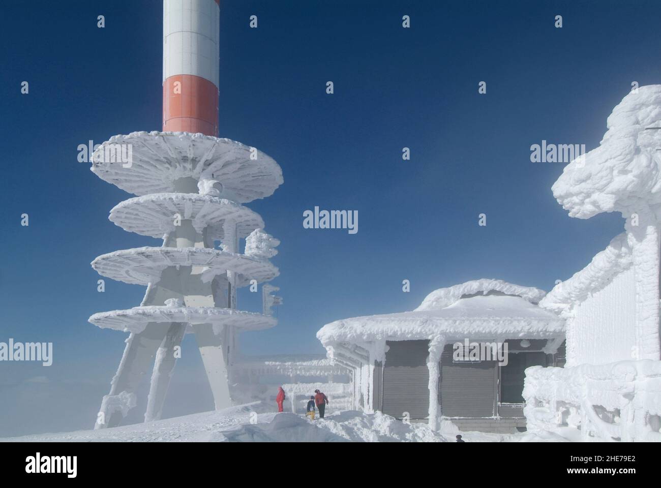 Europa, Deutschland, Sachsen-Anhalt, Harz, Brocken im Winter mit dicker Schneedecke, Sendemast-Anlage und Brockenhotel | Europa, Germania, Sassonia-Anha Foto Stock