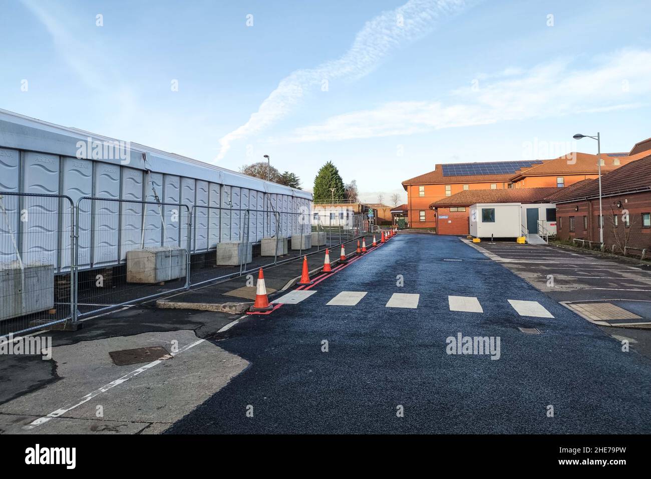 Solihull, Regno Unito. 9 gennaio 2022. Il NHS Nightingale Surge Hub sta prendendo forma nel parcheggio dell'ospedale Solihull a Lode Lane, West Midlands. L'hub, costituito da due enormi tendoni, sarà composto da infermieri e consulenti, insieme a operatori clinici e non clinici e si occuperà di coloro che non sono abbastanza bravi per tornare a casa ma hanno bisogno di una supervisione minima durante la loro guarigione da COVID-19. Incluso Solihull, otto luoghi sono stati scelti in giro per l'Inghilterra per le strutture Covid temporanee. Fig. Per credito: Interrompi stampa Media/Alamy Live News Foto Stock