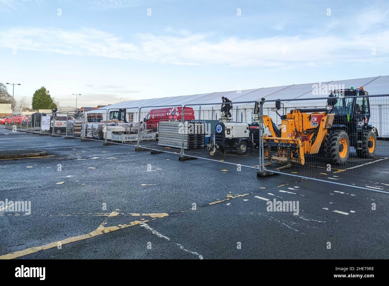 Solihull, Regno Unito. 9 gennaio 2022. Il NHS Nightingale Surge Hub sta prendendo forma nel parcheggio dell'ospedale Solihull a Lode Lane, West Midlands. L'hub, costituito da due enormi tendoni, sarà composto da infermieri e consulenti, insieme a operatori clinici e non clinici e si occuperà di coloro che non sono abbastanza bravi per tornare a casa ma hanno bisogno di una supervisione minima durante la loro guarigione da COVID-19. Incluso Solihull, otto luoghi sono stati scelti in giro per l'Inghilterra per le strutture Covid temporanee. Fig. Per credito: Interrompi stampa Media/Alamy Live News Foto Stock