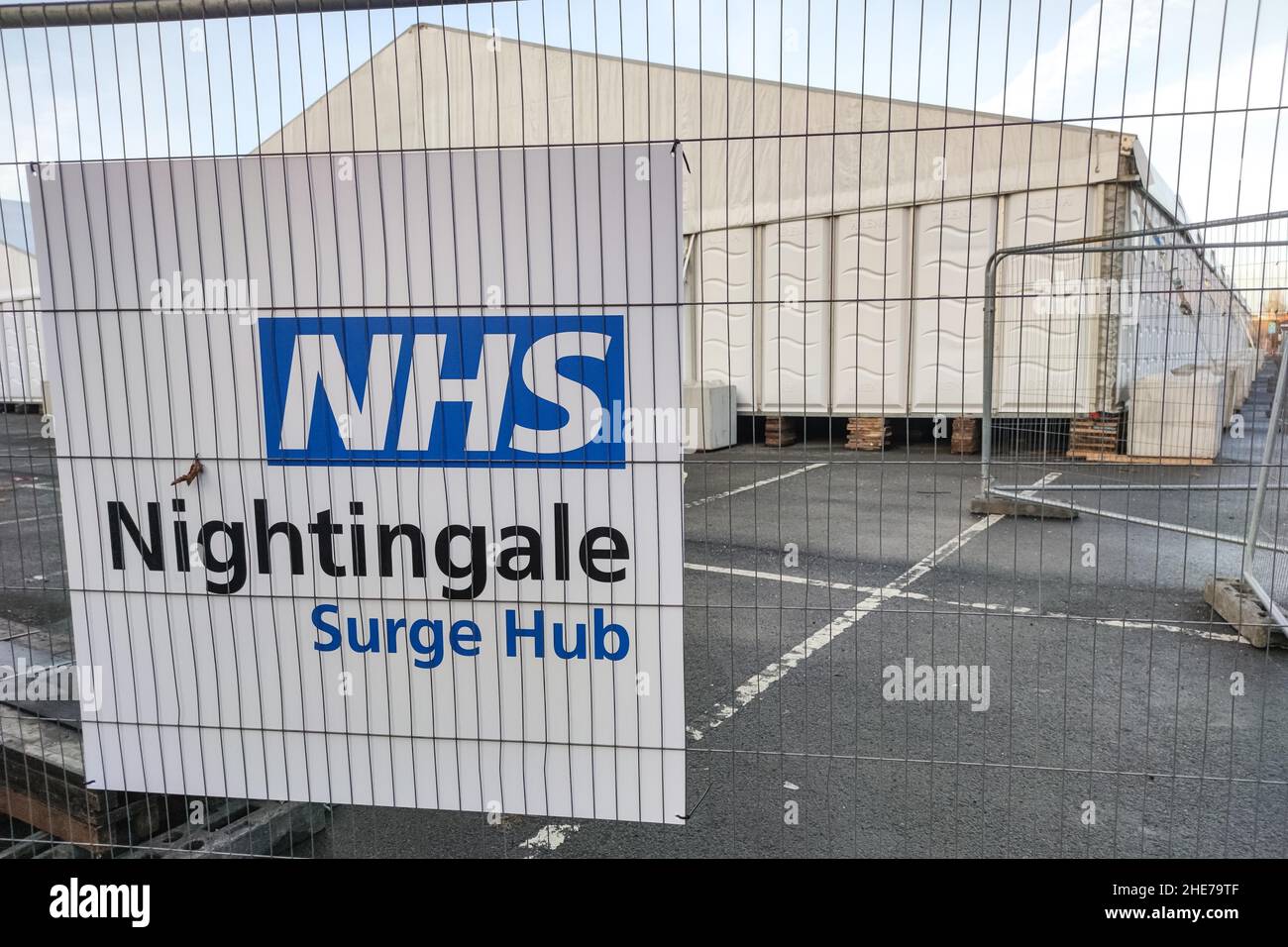 Solihull, Regno Unito. 9 gennaio 2022. Il NHS Nightingale Surge Hub sta prendendo forma nel parcheggio dell'ospedale Solihull a Lode Lane, West Midlands. L'hub, costituito da due enormi tendoni, sarà composto da infermieri e consulenti, insieme a operatori clinici e non clinici e si occuperà di coloro che non sono abbastanza bravi per tornare a casa ma hanno bisogno di una supervisione minima durante la loro guarigione da COVID-19. Incluso Solihull, otto luoghi sono stati scelti in giro per l'Inghilterra per le strutture Covid temporanee. Fig. Per credito: Interrompi stampa Media/Alamy Live News Foto Stock