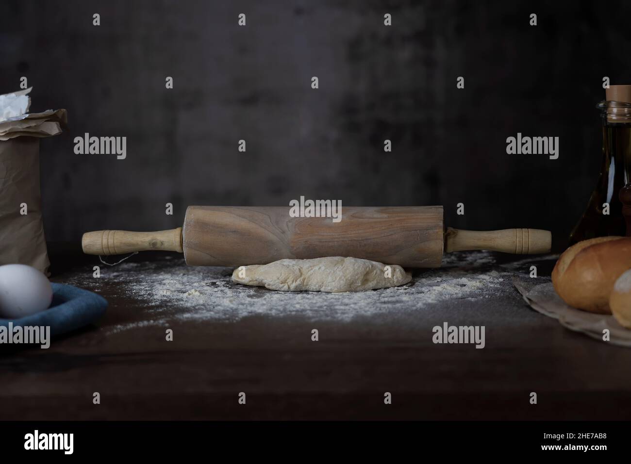 Rullo di pasta e pasta su una superficie di legno. Foto Stock