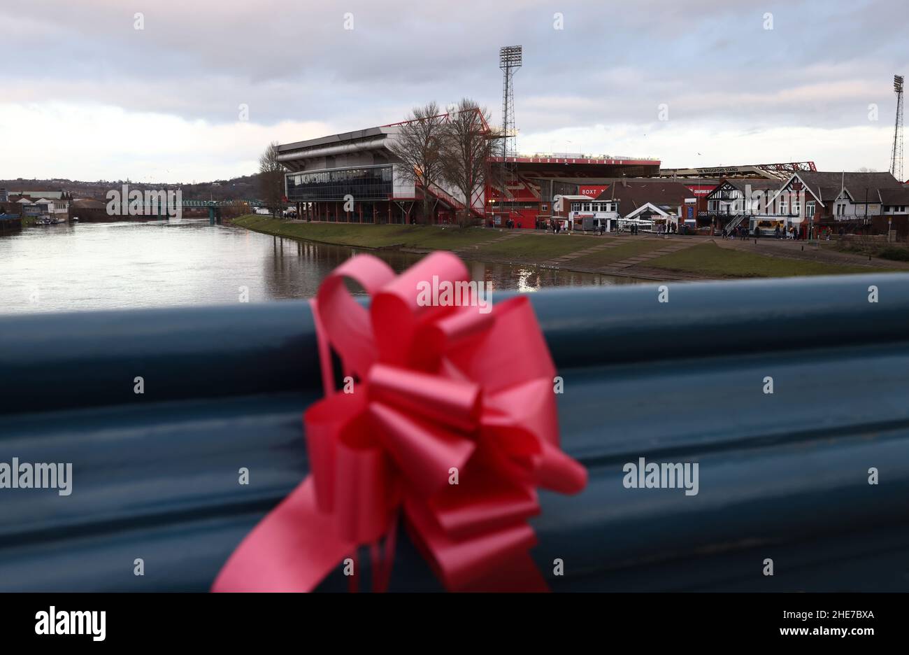 Nottingham, Inghilterra, 9th gennaio 2022. Un nastro rosso adorna il Trent Bridge prima della partita della Emirates fa Cup al City Ground di Nottingham. Il credito dell'immagine dovrebbe leggere: Darren Staples / Sportimage Credit: Sportimage/Alamy Live News Foto Stock