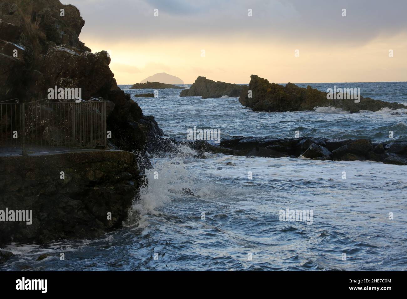 Dunure, Ayrshire, Scozia, Regno Unito onde che si schiantano sulla costa rocciosa in un giorno di inverni sulla costa di Ayrshire, Firth di Clyde Foto Stock