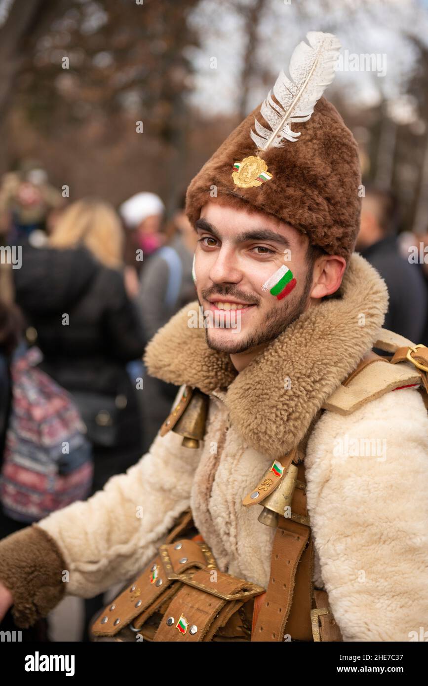 Ritratto della ballerina maschile Kukeri al tradizionale festival annuale di Kukeri a Sofia, Bulgaria, Europa orientale, Balcani, UE Foto Stock