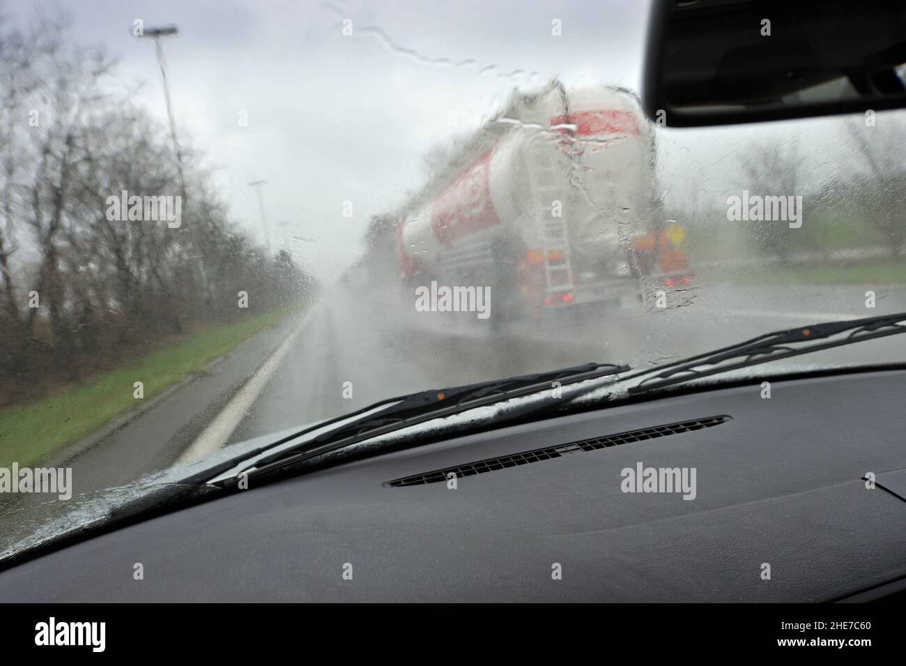 LKW wird auf der Autobahn überholt, regnerisches Wetter, schlechte Sicht | camion di fronte all'autostrada, pioggia, scarsa visibilità, miserabile si Foto Stock