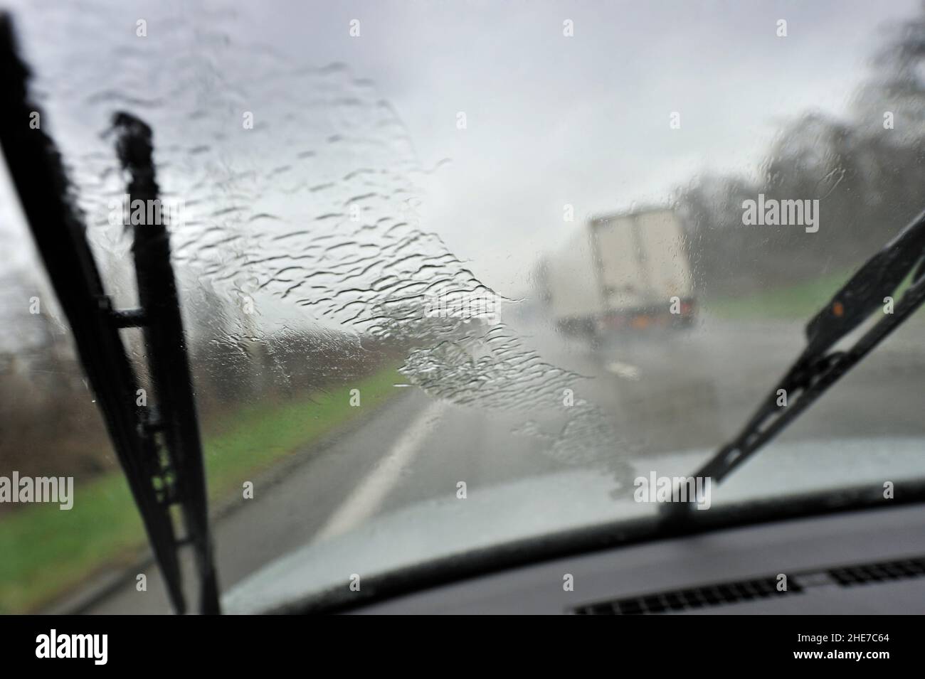 LKW wird auf der Autobahn überholt, regnerisches Wetter, schlechte Sicht | camion di fronte all'autostrada, pioggia, scarsa visibilità, miserabile si Foto Stock